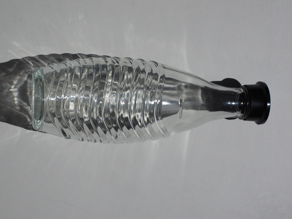 Glaskaraffe mit Sprudelwasser