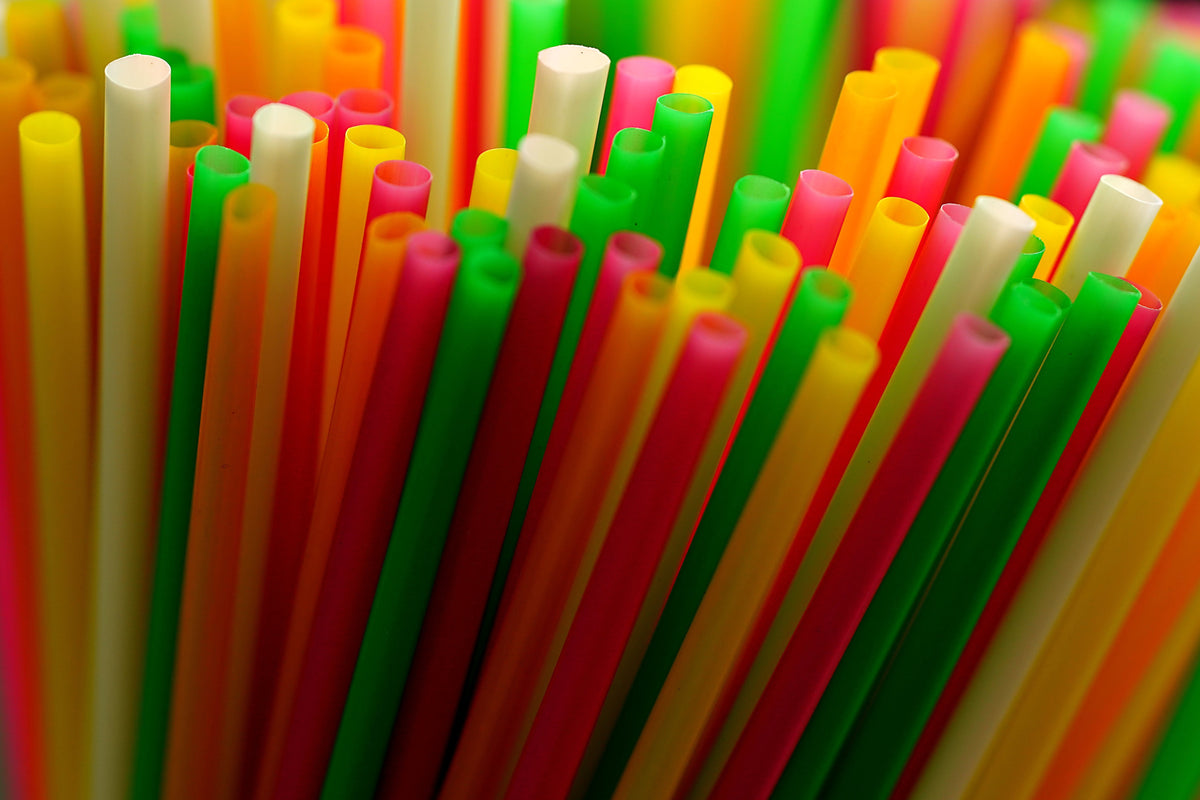 Plastikstrohhalme als Symbol für Mikroplastik