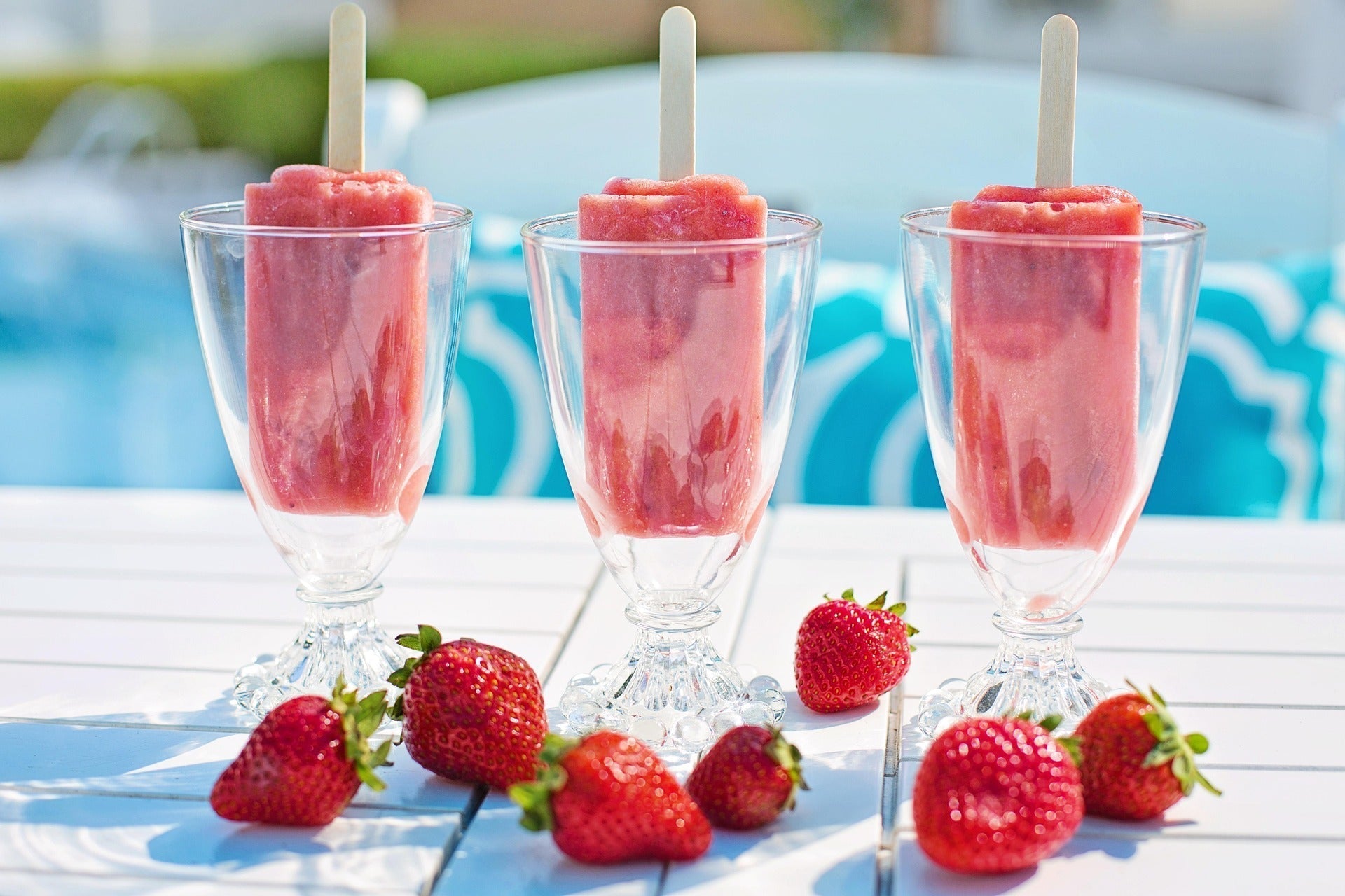 Fruchtiges Eis am Stiel selber machen gesund, zuckerarm und erfrischend